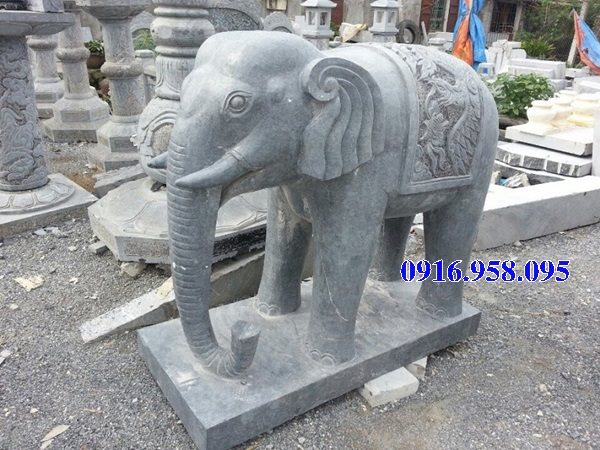 Tượng voi đá xanh lắp đặt trong viên đền chùa