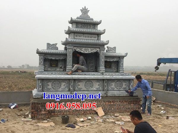 Mẫu mộ đôi gia đình bằng đá tại Kon Tum