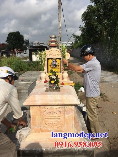 Bán báo giá mộ đơn giản không mái bằng đá vàng cao cấp đẹp tại Hậu Giang