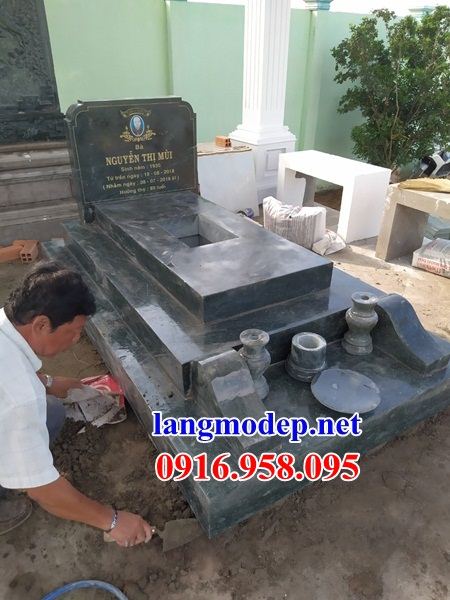 Lăng mộ tam cấp đơn giản bằng đá hoa cương tự nhiên tại Cần Thơ