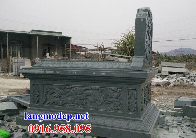 Mẫu mộ tam sơn hậu bành đơn giản bằng đá xanh rêu tại Thừa Thiên Huế