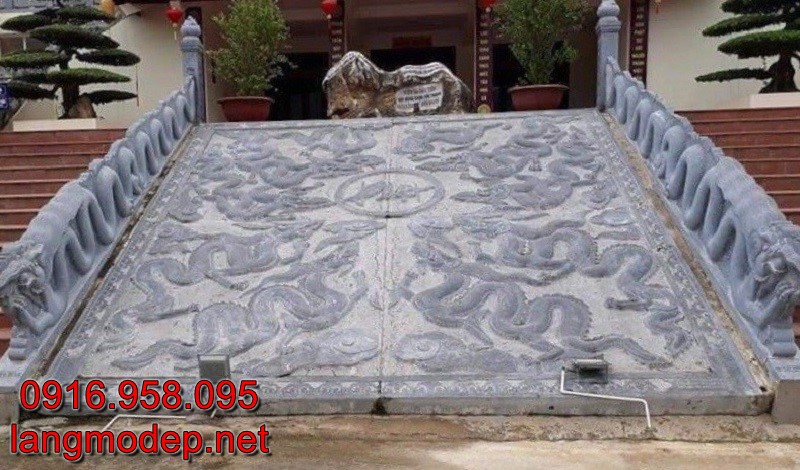 Mẫu chiếu rồng lớn được ghép từ nhiều tảng đá lớn tạo nên tổng thể đẹp, ý nghĩa