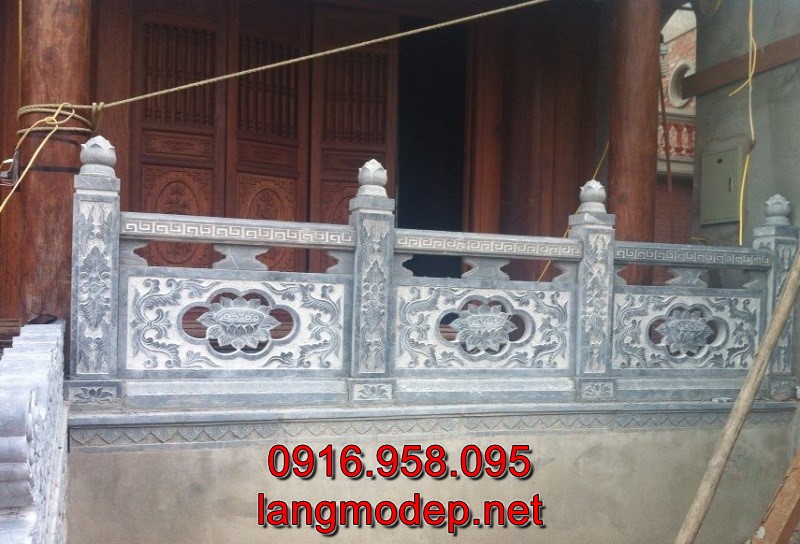 Hàng rào đá tự nhiên được chạm trổ những hoa văn có đường nét đẹp, sắc xảo