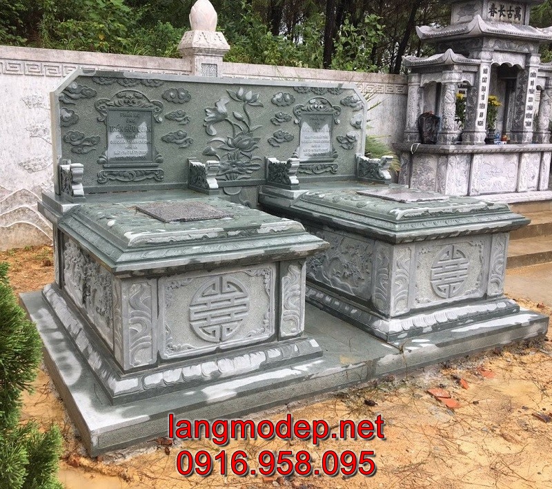 Mộ đôi bằng đá là nơi an nghỉ của các cặp vợ chồng bố mẹ, ông bà