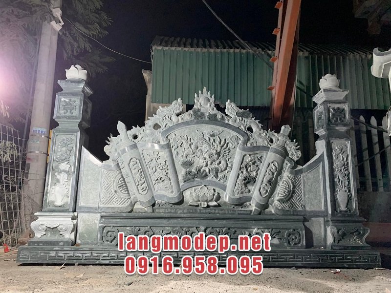 Bình phong làm bằng đá xanh rêu bền bỉ, màu sắc trang nhã, bắt mắt, thách thức dòng chảy thời gian