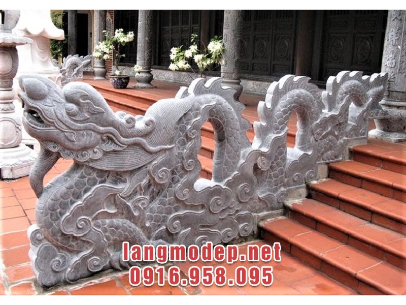 Rồng đá bậc tam cấp là linh vật, thường được làm bò theo bậc tam cấp, trước cửa các công trình kiến trúc tâm linh.