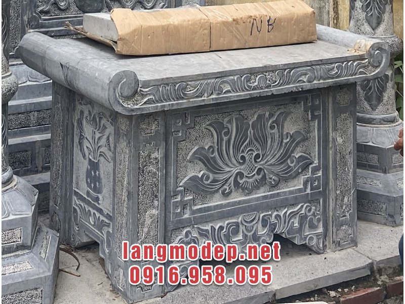 Mẫu bàn lễ được chạm khắc hoa văn tinh xảo, đẹp mắt