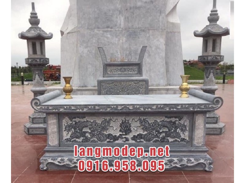 Bàn lễ kết hợp với các và những món đồ thờ khác giúp cho không gian tâm linh thêm trang nghiêm, thanh tịnh