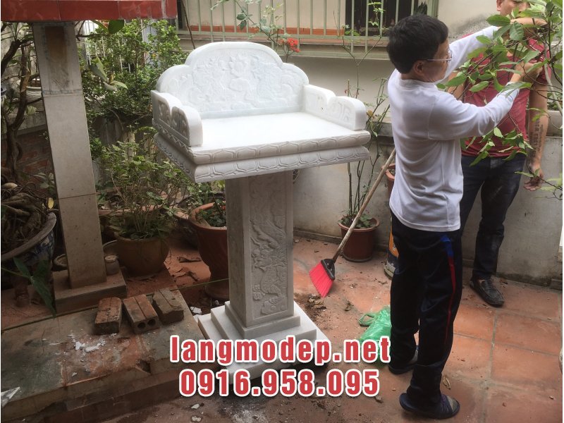 Mẫu cây hương thờ không mái bằng đá trắng là sựa lựa chọn hoàn hảo cho các gia đình có diện tích nhỏ hẹp