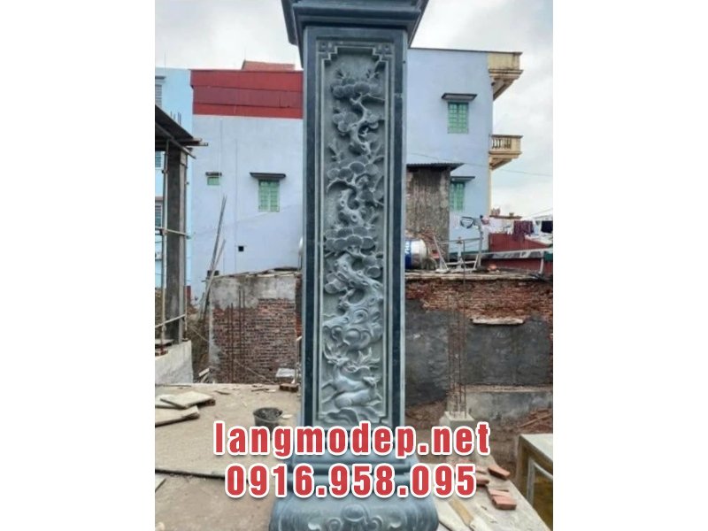 Cột đá chạm cây Tùng mang ý nghĩa cho sự kiên cường, trường tồn, bất khuất, sự bền vững, quyền lực và sự bảo vệ