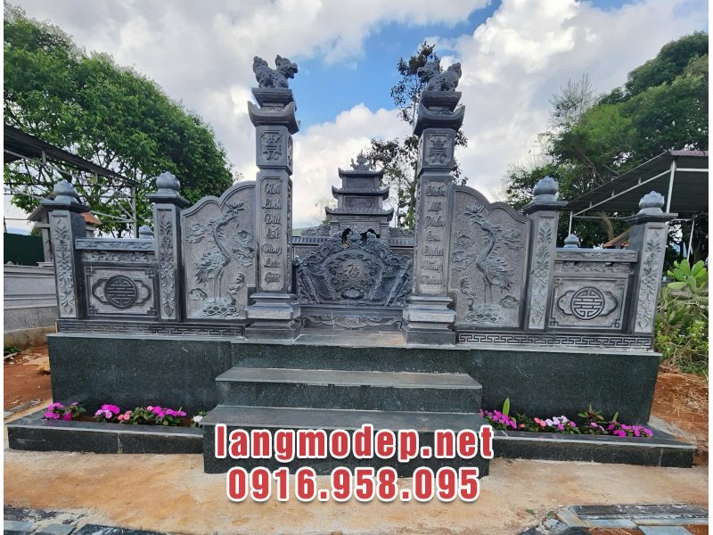 Hình ảnh mặt trước khu lăng mộ đá xanh rêu nguyên khối