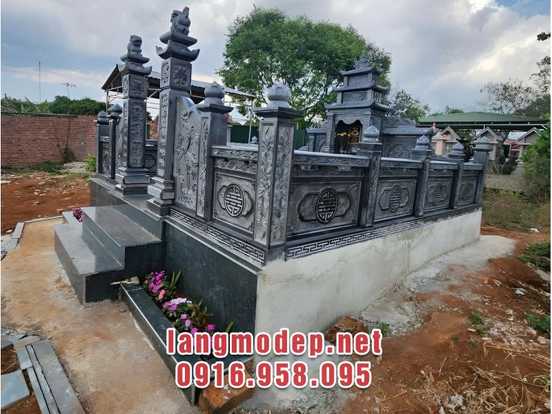 Mặt bên khu lăng mộ