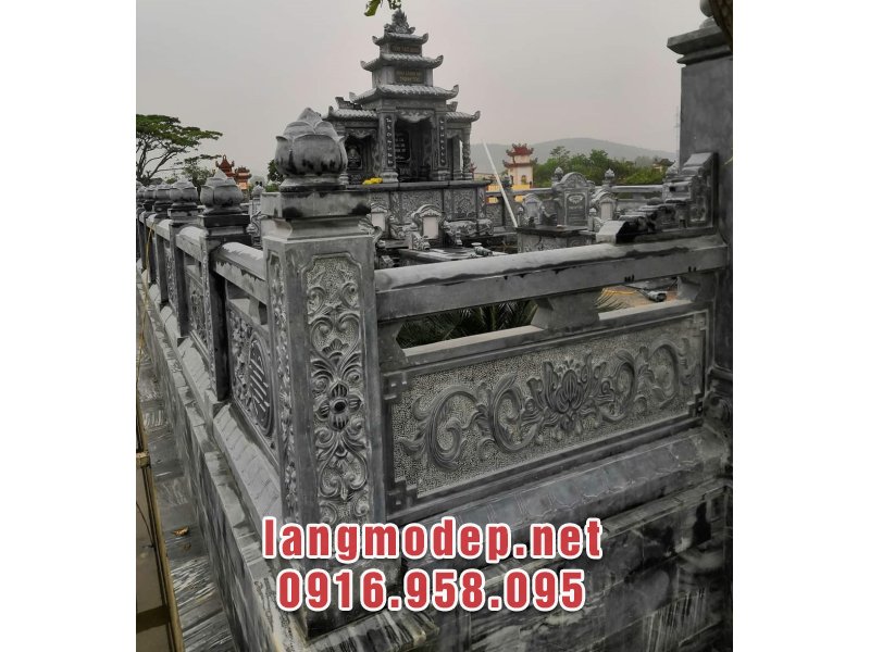 Các hoa văn, hoạ tiết trên lan can được chạm khắc kênh bong, tinh xảo, tỉ mỉ, sắc nét và nổi bật