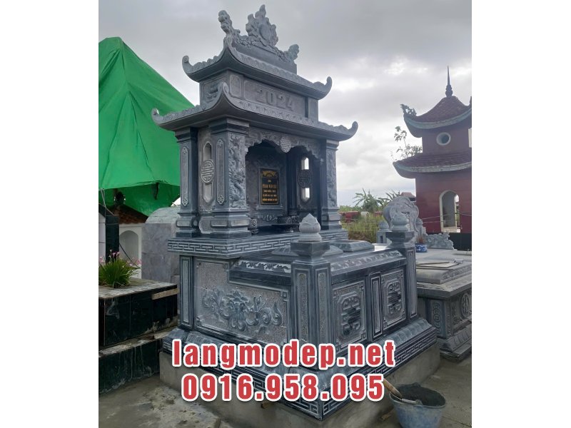 Mộ được chạm khắc hoa văn, hoạ tiết kênh bong, tinh xảo, tỉ mỉ, đẹp mắt và mang nhiều ý nghĩa tốt lành