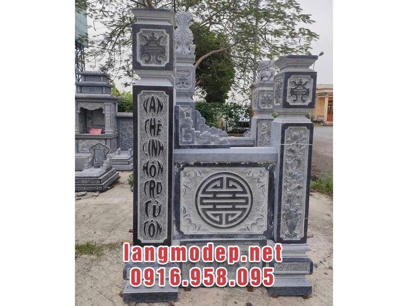 Cột trụ chính cổng được chạm câu đối mang nhiều ý nghĩa tâm linh, phong thuỷ tốt lành