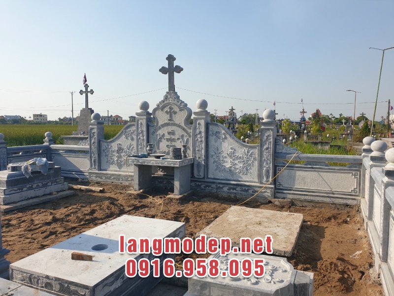 Trên mẫu lăng thờ đá công giáo chạm khắc các hoa văn, hoạ tiết mang đặc trưng riêng của đạo thiên chúa