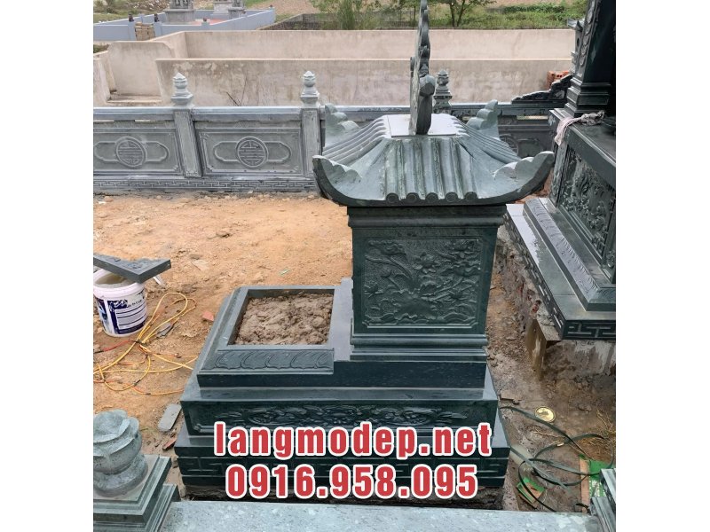 Mặt bên mẫu mộ tam cấp đá xanh rêu 1 mái