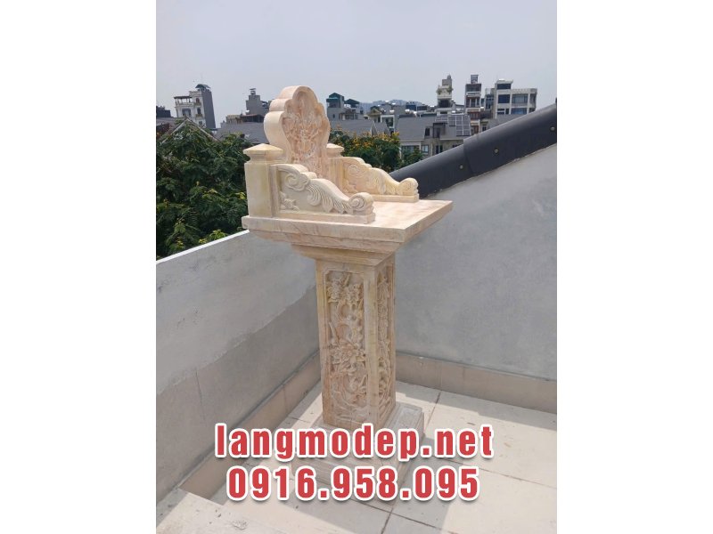 Mẫu bàn thờ thiên bằng đá vàng có thiết kế đơn giản, nhỏ gọn nhưng vẫn vô cùng sang trọng và nổi bật