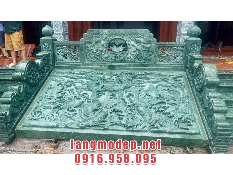 Mẫu chiếu đá nhà thờ họ chạm hoa văn Cá chép vượt vũ môn ý nghĩa, sang trọng, nổi bật năm 2025