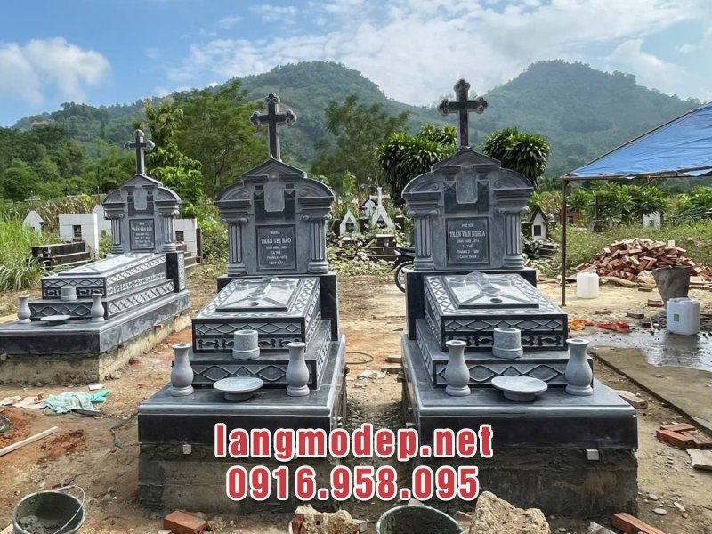 Cây thánh giá trên đỉnh mộ là hình ảnh đặc trưng không thể thiếu của các mẫu mộ đá công giáo