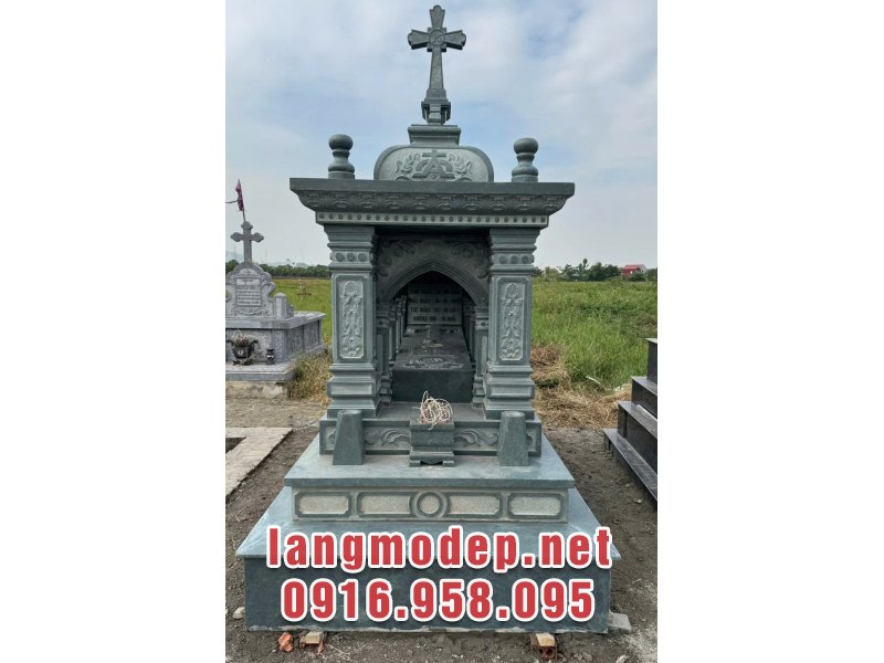 Cây thánh giá đặt tại vị trí cao nhất trên mộ chính là hình ảnh biểu tượng không thể thiếu của thiên chúa giáo