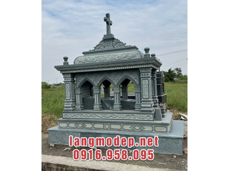 Trên mộ được chạm khắc các hoa văn, hoạ tiết đặc trưng sắc xảo, tỉ mỉ, đẹp mắt và mang nhiều ý nghĩa tốt lành