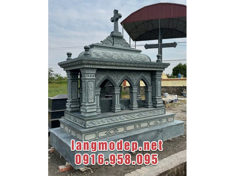 Sản phẩm được chế tác từ chất liệu đá xanh rêu tự nhiên cao cấp bền đẹp vĩnh cửu với thời gian