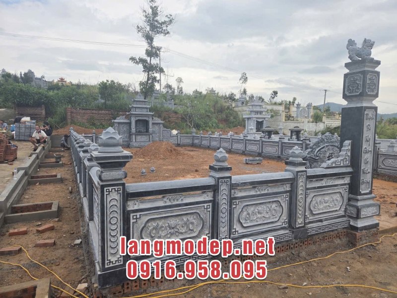 Hoa văn, hoạ tiết trang trí trong khu lăng mộ đá được chạm khắc kênh bong, tinh xảo, tỉ mỉ mang nhiều ý nghĩa tốt lành