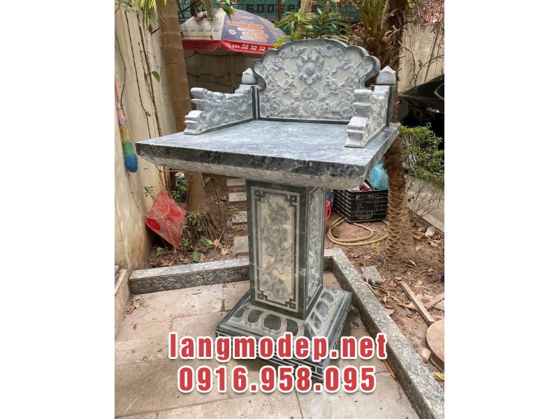 Bàn thờ thiên bằng đá được trang trí, chạm khắc hoa văn, hoạ tiết tinh xảo, tỉ mỉ và mang nhiều ý nghĩa tâm linh, phong thuỷ tốt lành