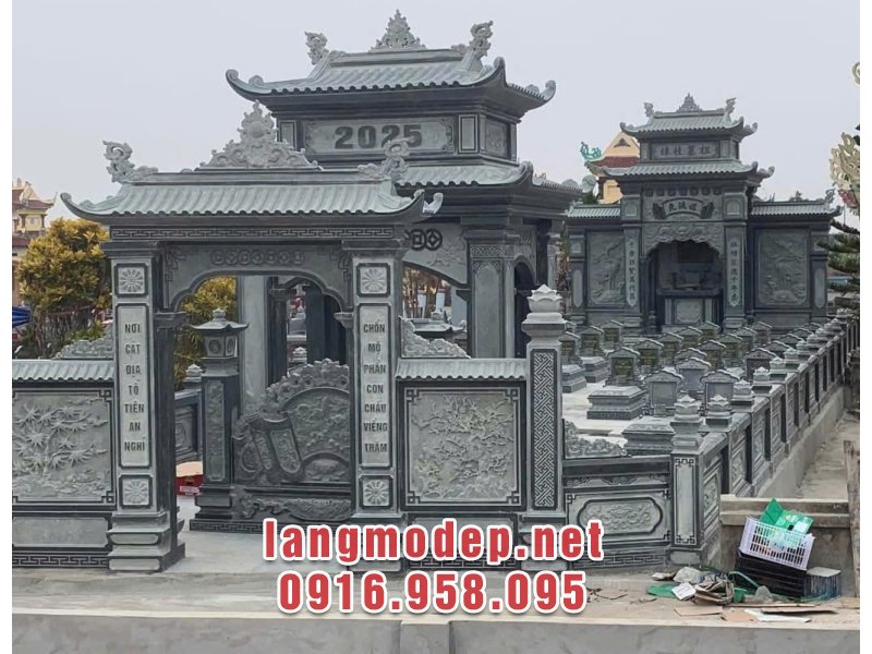Mẫu lăng mộ gia đình bằng đá xanh rêu sang trọng, cổ kính, chuẩn phong thuỷ