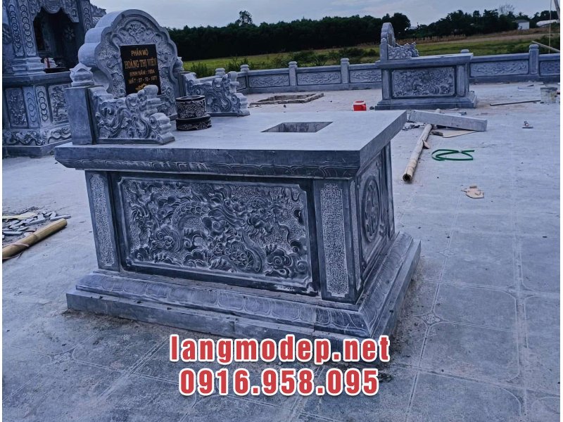 Mộ được trang trí, chạm khắc nhiều hoa văn, hoạ tiết tinh xảo, tỉ mỉ, sắc nét, nổi bật và mang nhiều ý nghĩa tâm linh, phong thuỷ tốt lành