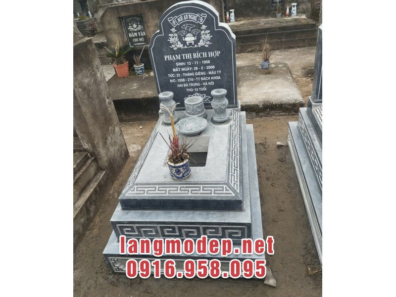 Mộ tam cấp đá xanh đen được trang trí, chạm khắc hoa văn đơn giản những vẫn vô cùng sắc nét và nổi bật