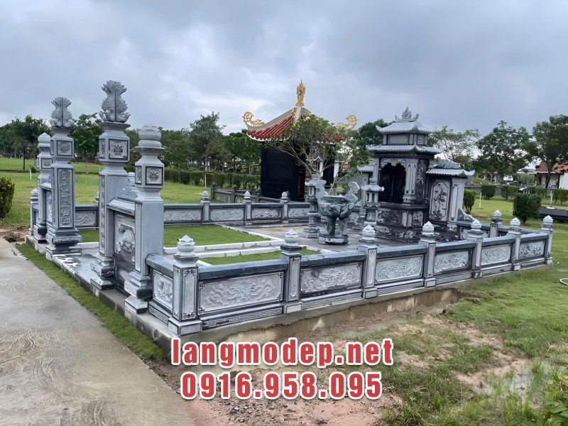 Nghĩa trang gia đình được làm bằng đá tự nhiên nguyên khối chất lượng cao bền đẹp vĩnh cửu với thời gian và mang đậm giá trị tâm linh, phong thuỷ cao quý