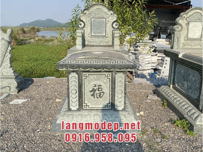 Mẫu mộ đơn không mái đá xanh rêu có mặt trước chạm hoa văn chữ Phúc tượng trưng cho sự may mắn, hạnh phúc, bình an và phúc lộc toàn diện