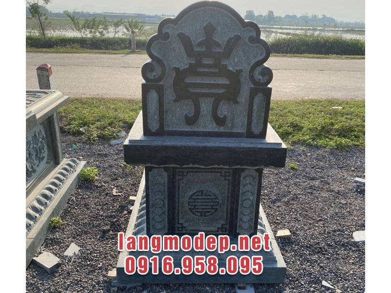 Mặt sau mộ chạm hoa văn chữ Thọ mang ý nghĩa sâu sắc về sự trường tồn, an lành và hiếu đạo, tượng trưng cho ước nguyện linh hồn người đã khuất được an yên mãi mãi, đồng thời cầu mong phúc lộc, sức khỏe và sự sống lâu cho hậu thế.