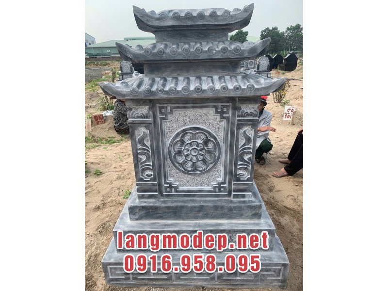 Mộ tam cấp đá 3 mái có hoa văn chạm khắc không quá cầu kì nhưng vô cùng tinh tế, sắc nét và nổi bật