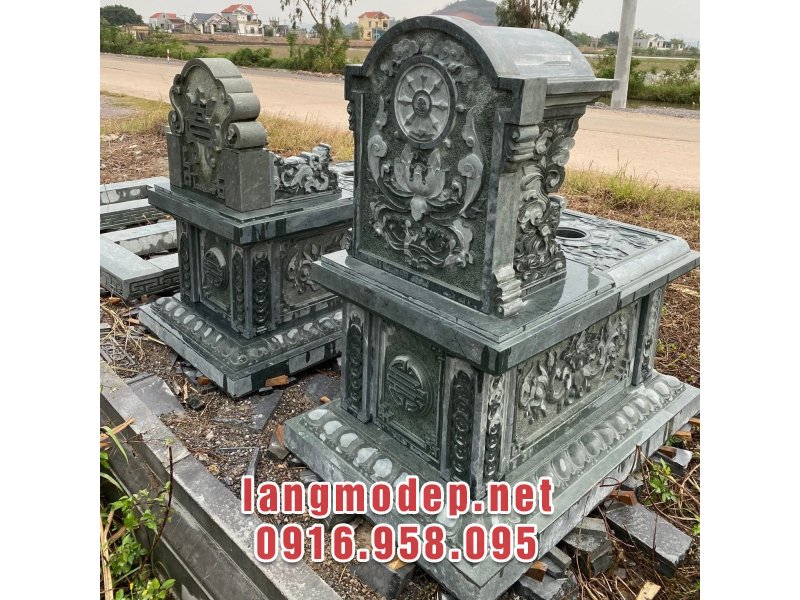Mộ được trang trí, chạm khắc hoa văn, hoạ tiết kênh bong, tinh xảo, tỉ mỉ, sắc nét và nổi bật