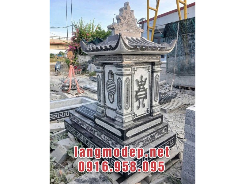Mẫu mộ tam cấp đá 1 mái đao với các hoa văn, hoạ tiết truyền thống được chạm khắc vô cùng tinh tế, tỉ mỉ, sắc nét và nổi bật