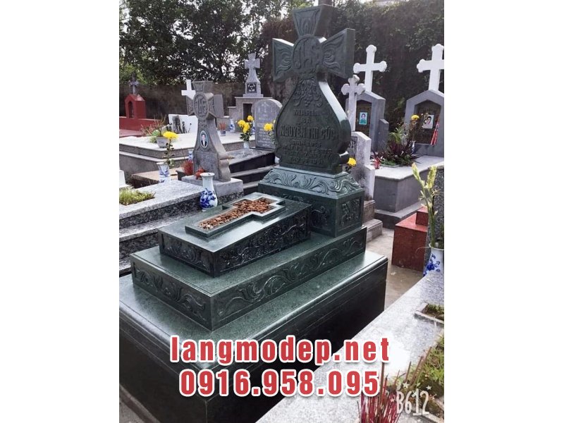 Mộ đạo không mái đá xanh rêu bền vững, trang nghiêm, ý nghĩa